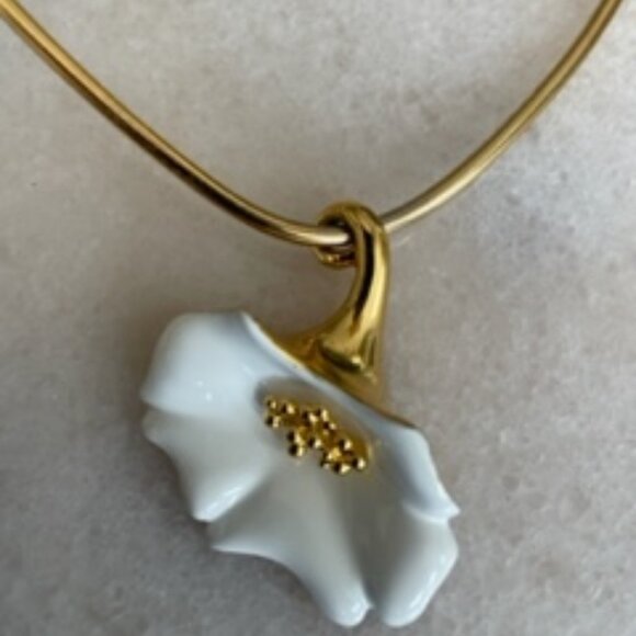 Vintage Biagi necklace -Gold & white enamel flower pendant - Picture 2 of 6